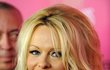 Pamela Anderson rodila syny doma