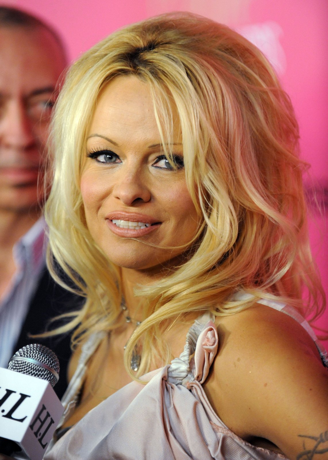 Pamela Anderson rodila syny doma