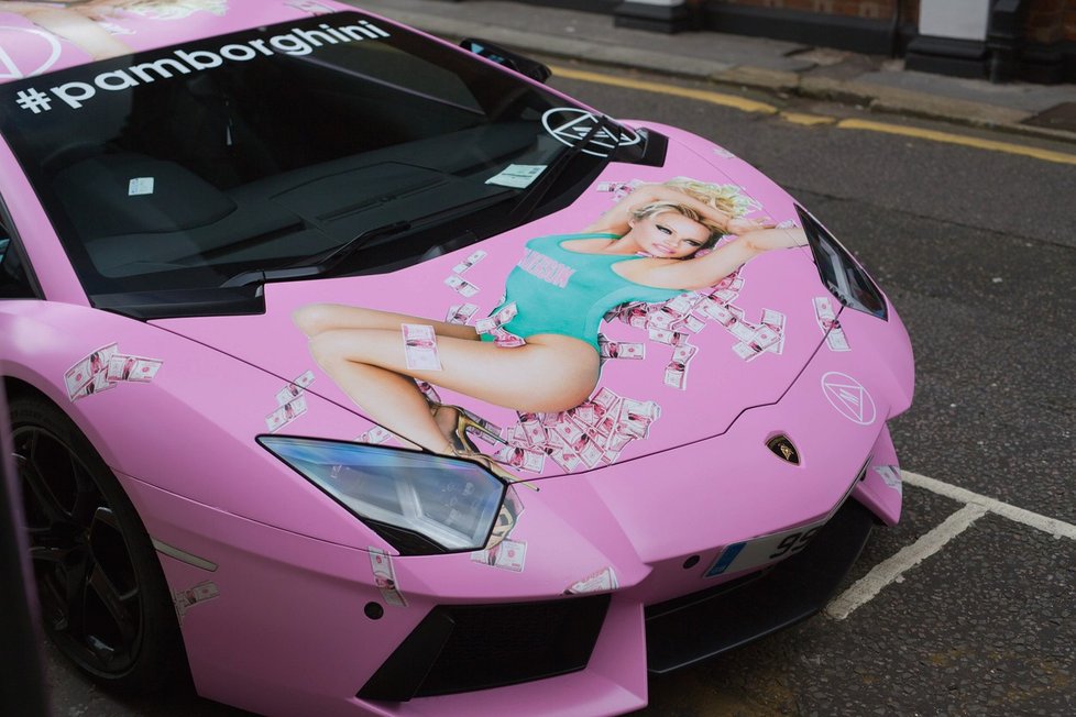 Podnikatel si nechal polepit luxusní lamborghini Pamelou Anderson.