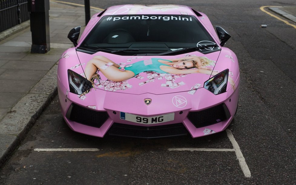 Podnikatel si nechal polepit luxusní lamborghini Pamelou Anderson.