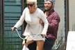 Pamela Anderson šlape jako divá, její muž Rick Salomon si projížďku vychutnává.