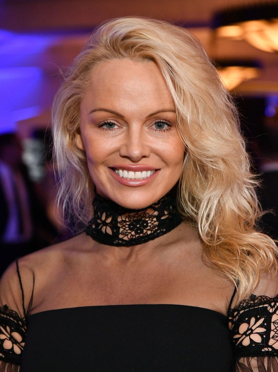 Pamela Anderson si na Formula 1&#39;s Amber modní show vzala svůdné černé šaty. Své vnady ale musela hlídat o sto šest, aby jí někde nevykouklo něco, co by nemělo.