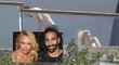 Pamela Anderson ukázala na dovolené se svým přítelem Adilem Ramim bradavku...