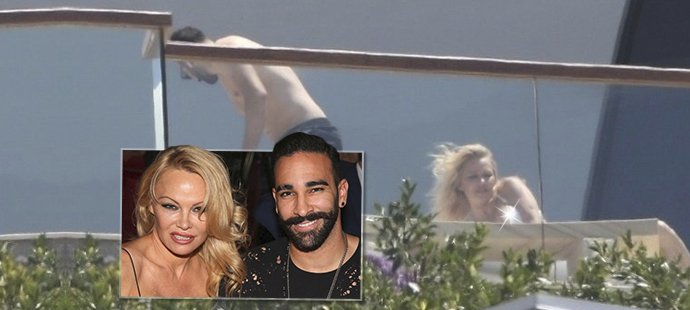 Pamela Anderson ukázala na dovolené se svým přítelem Adilem Ramim bradavku...
