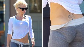 Silikonová kráska Pamela Anderson: Odhalila zadeček, tetování a modřinu!