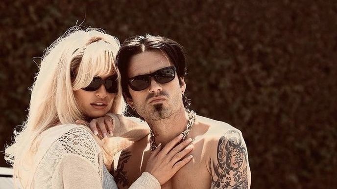 Minisérie Pam & Tommy přiblíží bouřlivý vztah bubeníka Mötley Crüe Tommyho Lee a sexbomby Pamely Anderson.