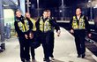 Policie z vlaku vynáší šíleného fanouška Pamely Anderson.