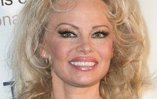 Pamela Anderson: Kabát místo plavek, stejně »něco« vykouklo!