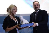 Pamela Anderson uspěla v Rusku: Svoji bójku z Pobřežní hlídky vydražila za milion!