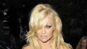 Pamela Anderson stále dokazuje svou pověst sexuálního symbolu.