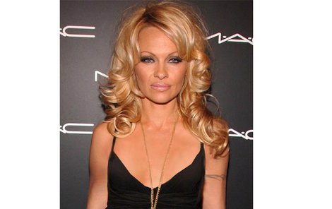 Pamela Anderson s plochým hrudníkem. To je šok...