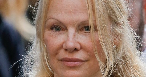 Nenalíčená Pamela Anderson na týdnech módy