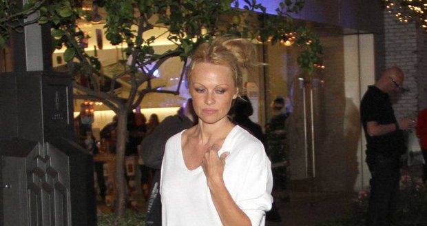 Pamela Anderson je sexy v bílých splývavých šatech