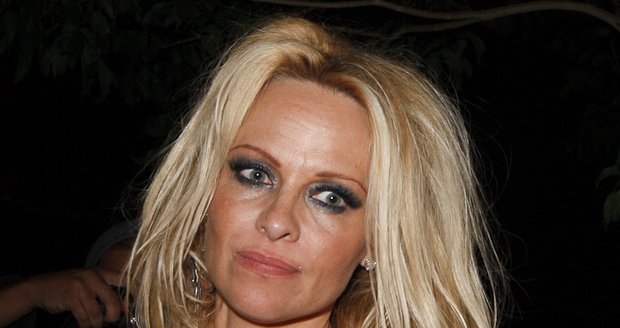 Pamela Anderson po dlouhém večeru nevypadala moc svěže