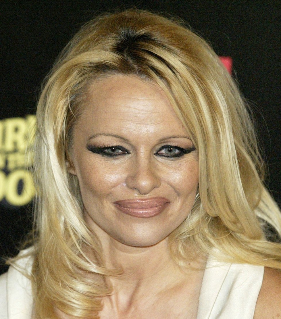 Pamela Anderson si nechce přiznat, že stárne