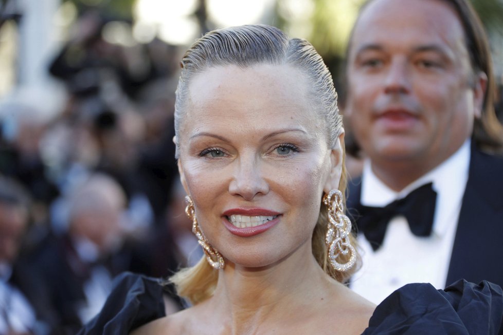 Pamela Anderson na festivalu v Cannes se změnila k nepoznání.