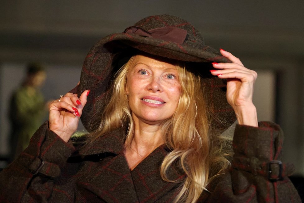 Nenalíčená Pamela Anderson na týdnech módy