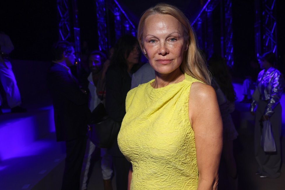 Nenalíčená Pamela Anderson na týdnech módy