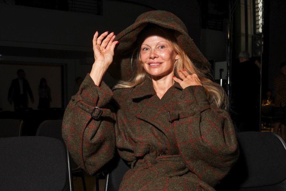 Nenalíčená Pamela Anderson na týdnech módy