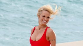 Pamela Anderson v plážovém outfitu, ve kterém ji diváci znají nejlépe