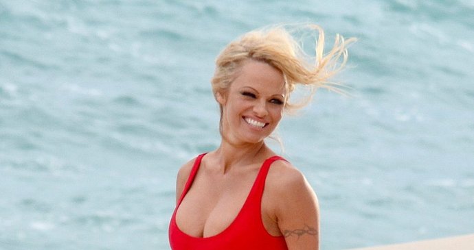 Pamela Anderson v plážovém outfitu, ve kterém ji diváci znají nejlépe