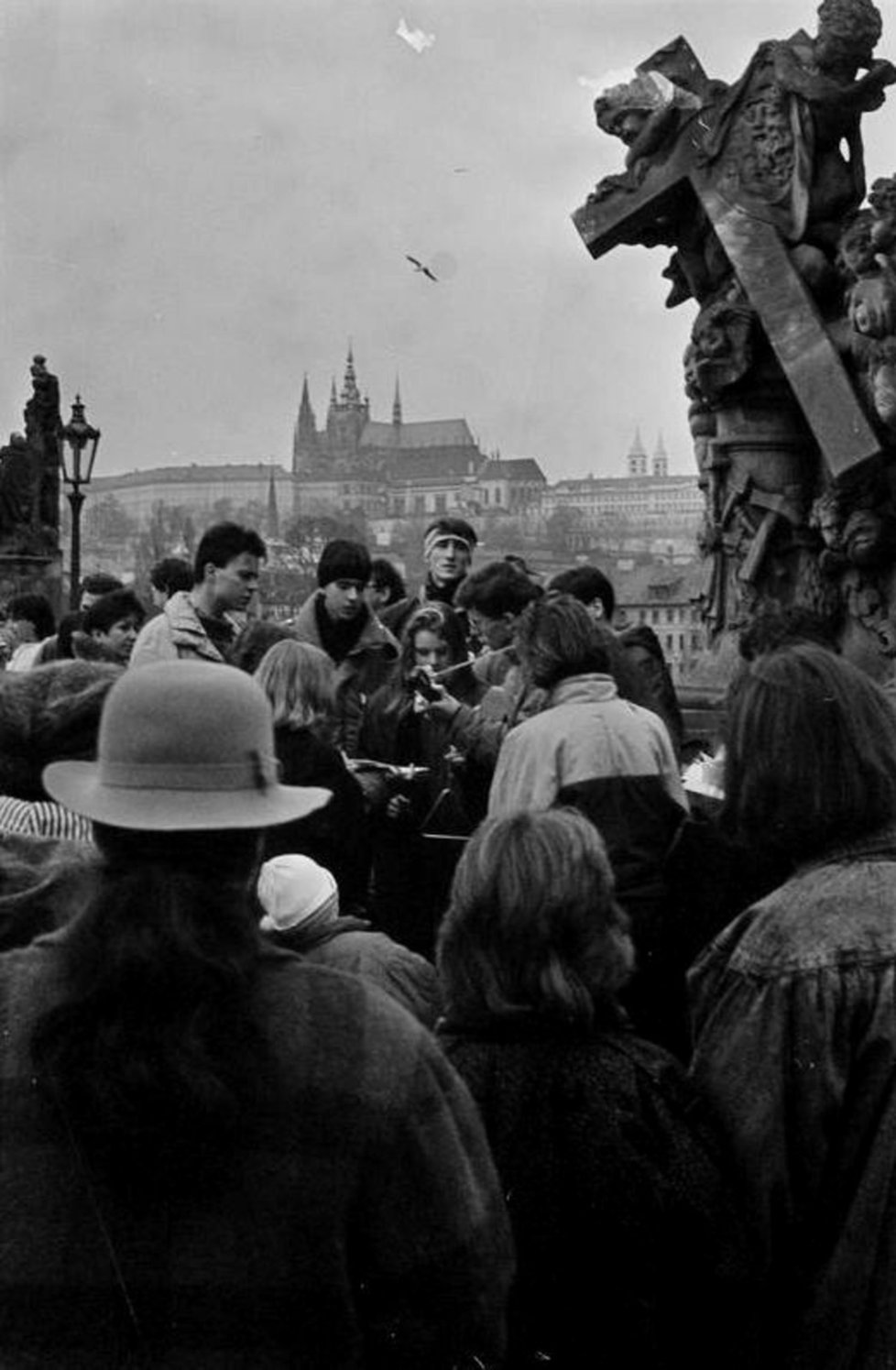 Studentské vánoce 1989 na Karlově mostě.