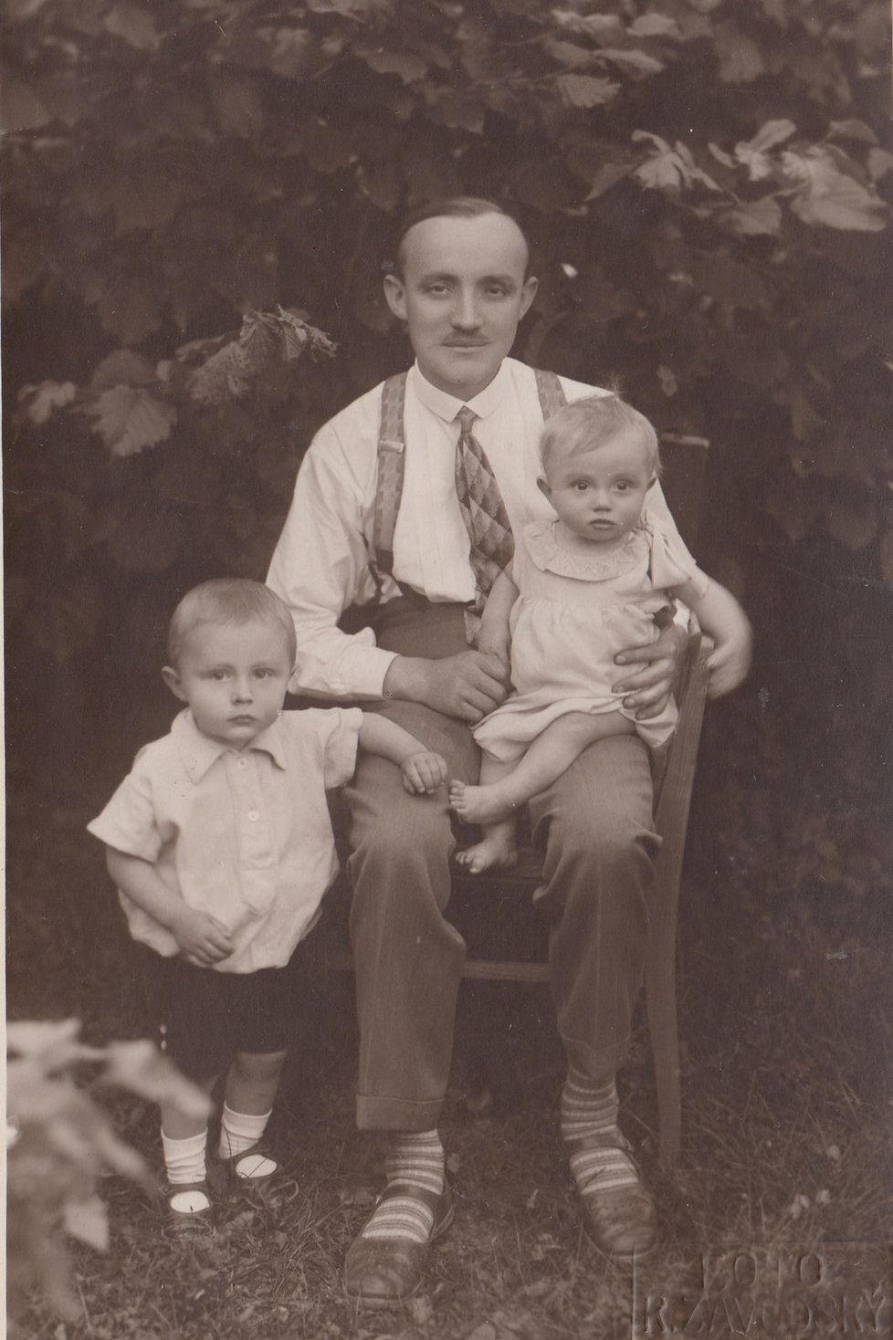 Johann Husch se svými dvěma dětmi Richardem a Ilonou.