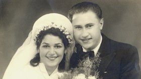 Helena Szilárdová s manželem na svatební fotografii