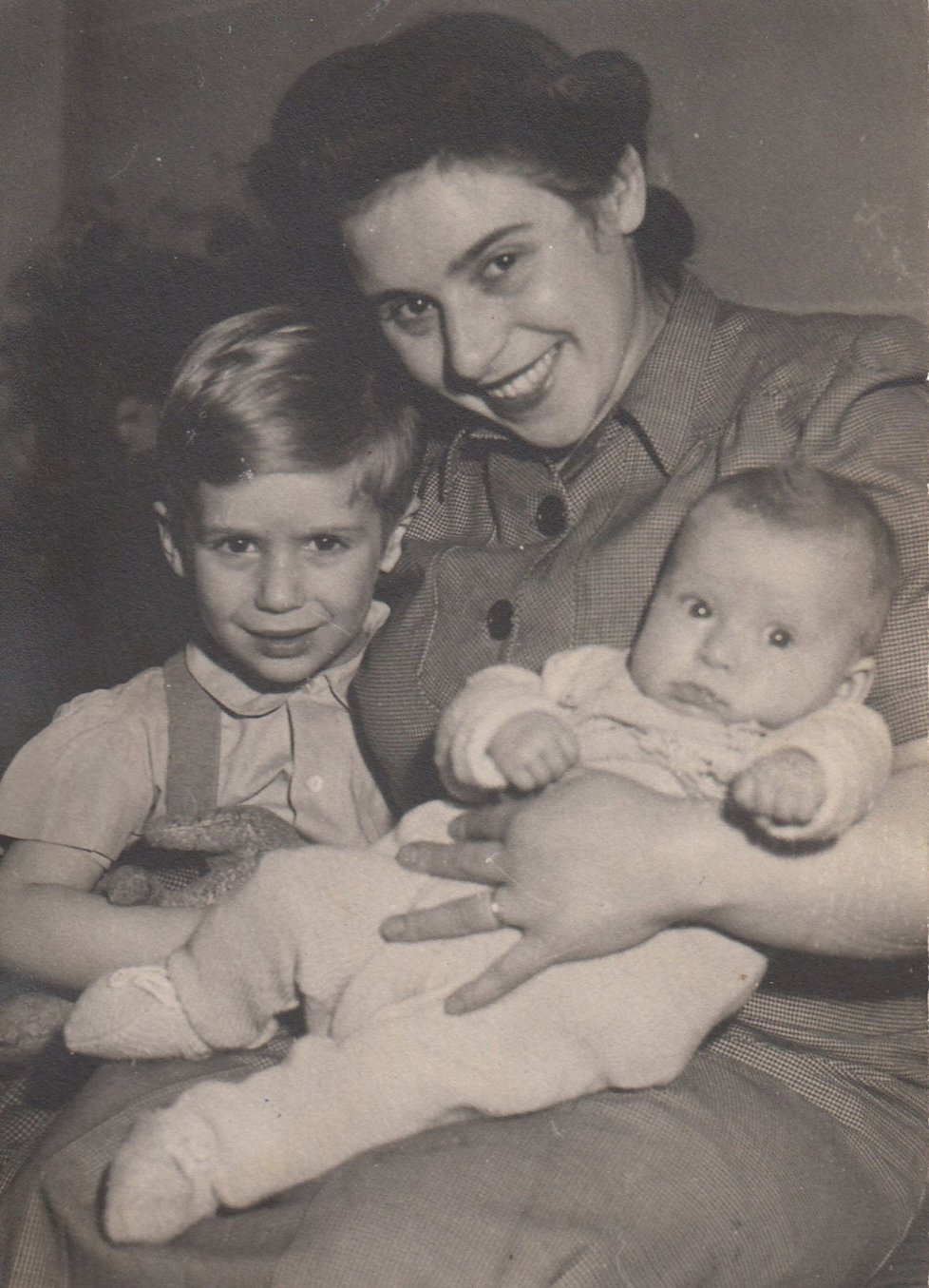 Jarmila Kročková jako miminko s maminkou a bratrem