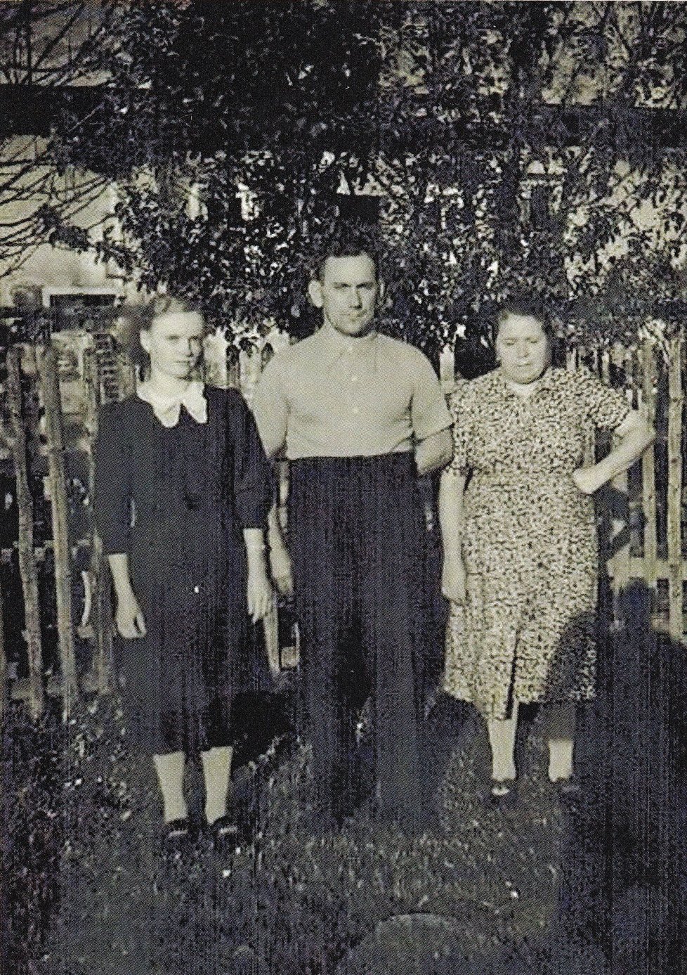 Helena Steblová s otcem Karlem a matkou Marií kolem roku 1940
