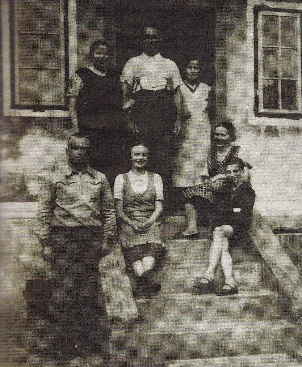 Helena Steblová (uprostřed) na schodišti domu svých rodičů v Bystřici