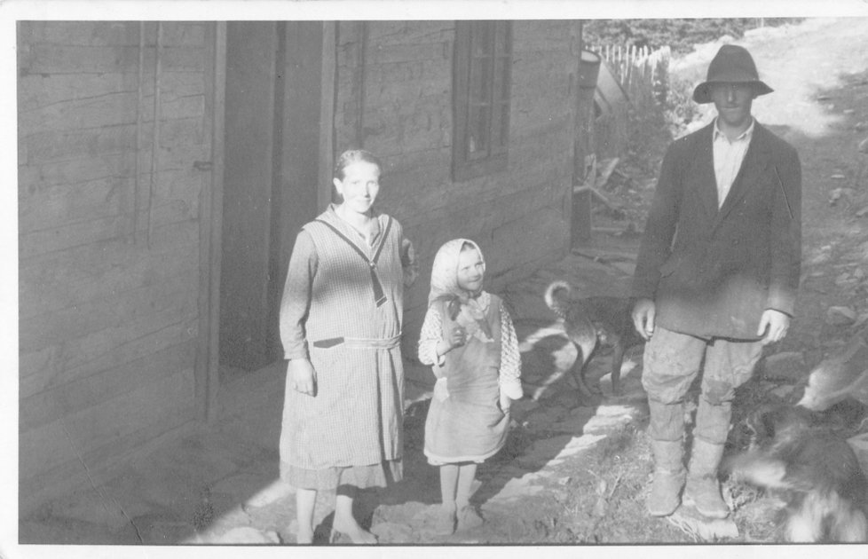 Matka Anna, pamětnice Marie a otec Josef. Stodolisko 1934