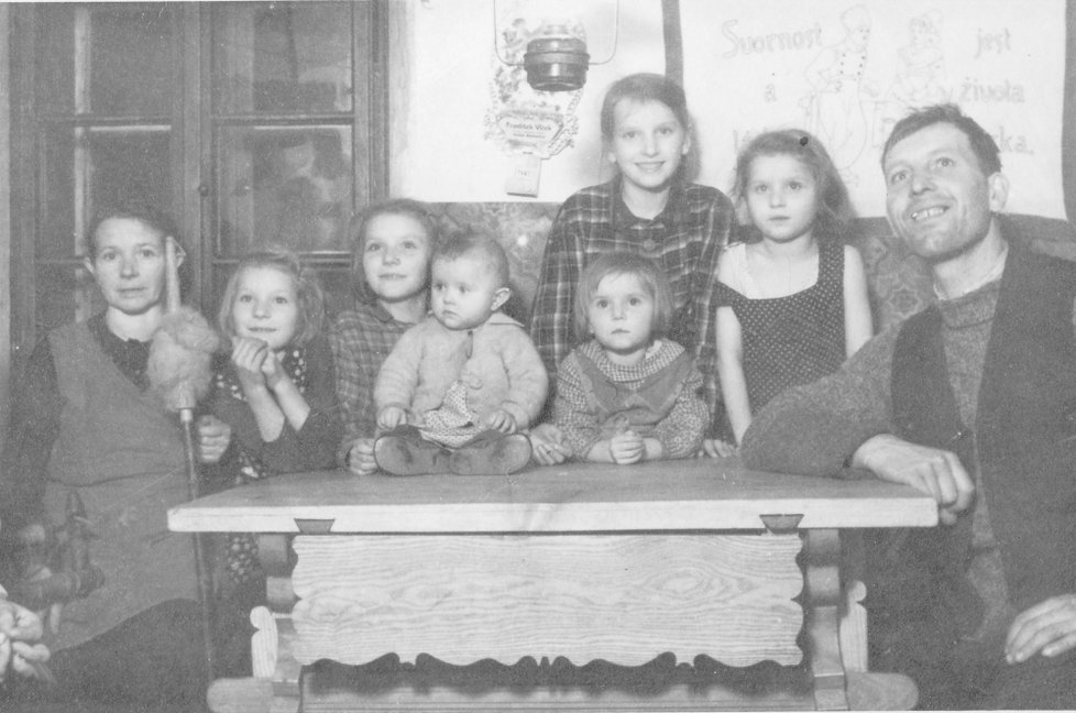 Na pasekářské osadě v Javorníkách, samota Stodolisko 1942, zleva: Anna Bartošková, dcery Andělka, Anička, Liduška, Josefa, pamětnice Marie, Rozálie a otec Josef
