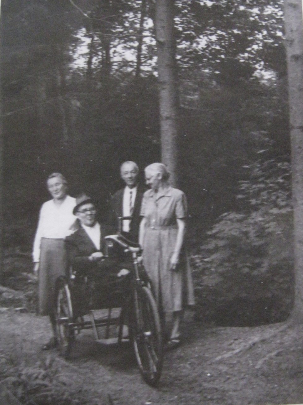 Vepředu otec František a maminka Emílie, internační tábor Mohelnice, rok 1950