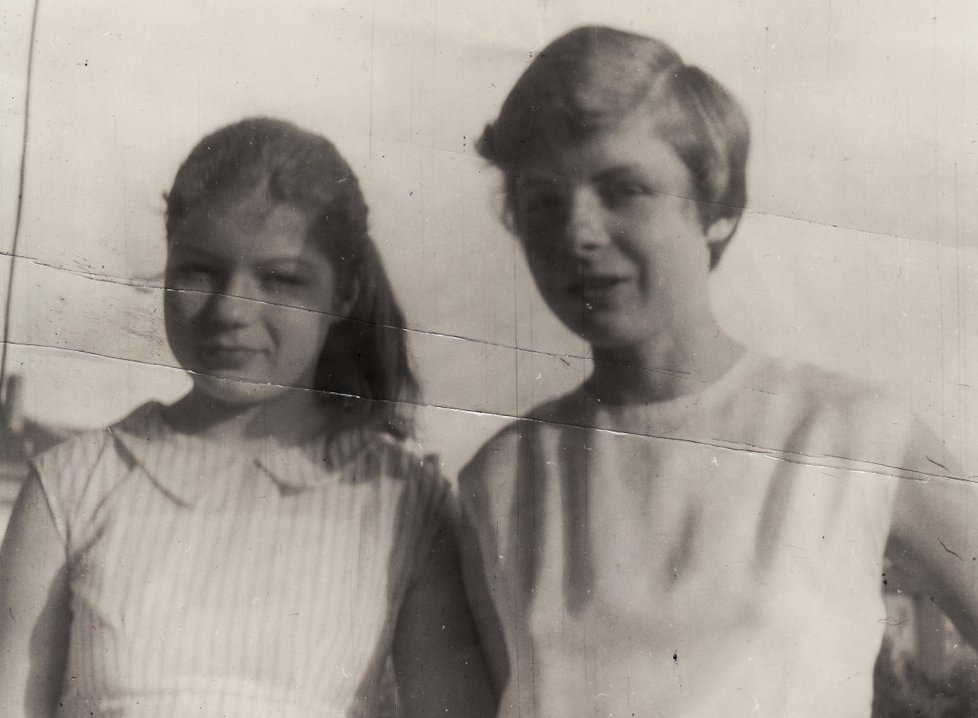Broňa a Marcela, dcery A. Tesařové-Koutné, cca 1971/72 - foto, které měla p. Tesařová ve vězení