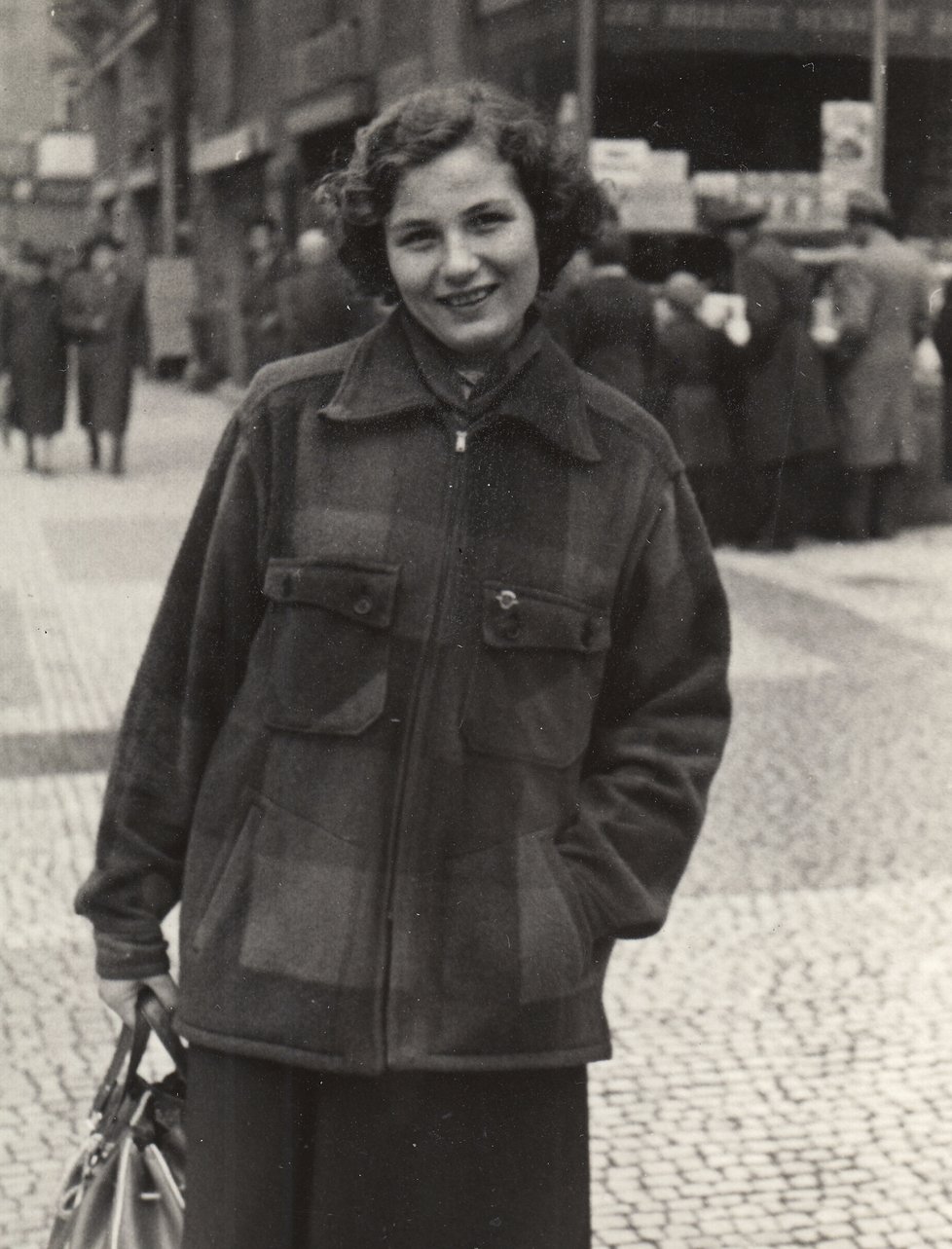 Anna Tesařová, cca 1946