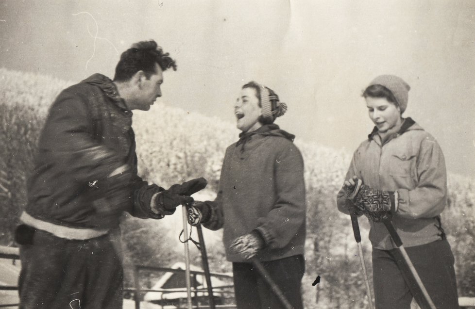 Jaroslava Wilhelmová, rok 1955, vpravo