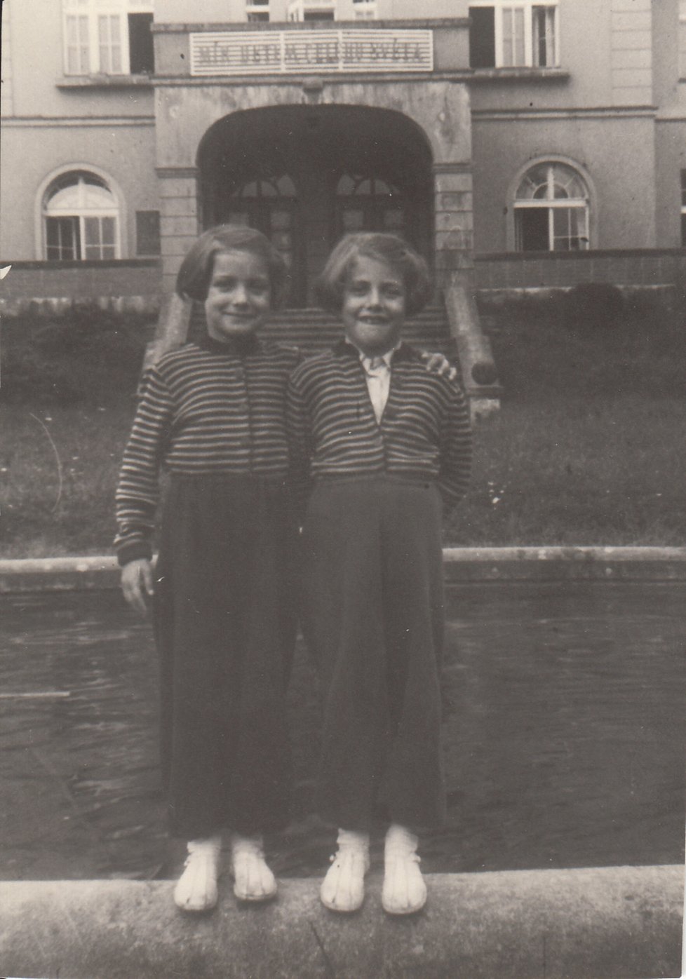 Petra Erbanová (vlevo) se sestrou Lídou, srpen 1955