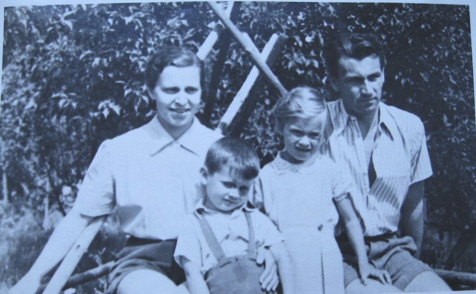 Rodina Nohavičková těsně před vystěhováním z Brníčka v létě 1951 (Jarmila Nohavičková, děti Jiří a Jarmila, Jiří Nohavička)