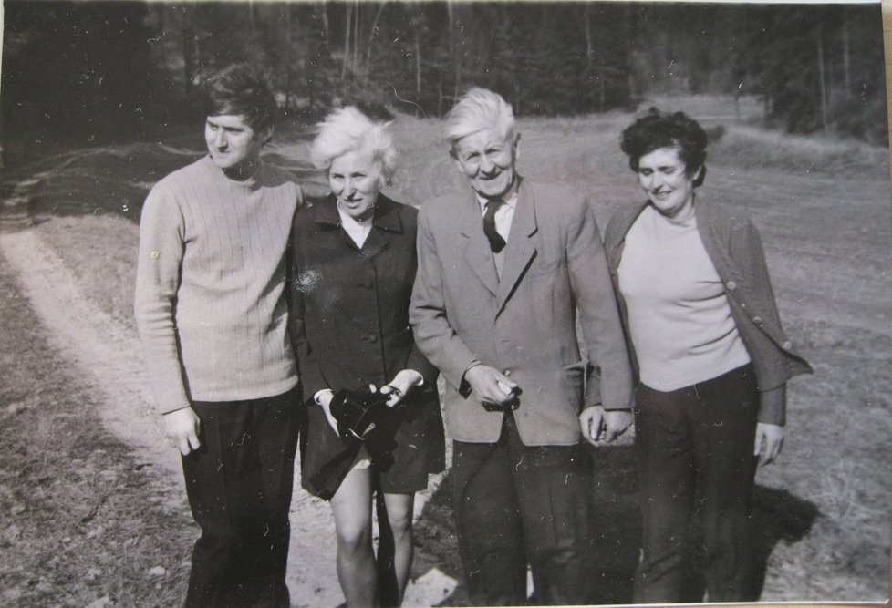 Rodina v roce 1972- zleva manžel pamětnice Svatopluk, Dáša Bičovská, Hubert a Vlasta Lánští