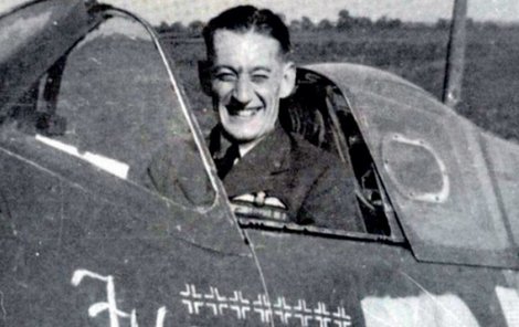 Jiří Kučera v britské hodnosti Flying Officer jako příslušník 313. Československé stíhací perutě v roce 1942.