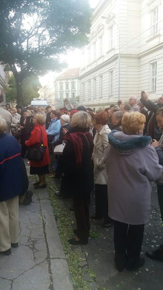 Více než stovka lidí se přišla podívat na odhalení pamětní desky na rodném domě Nataši Gollové.