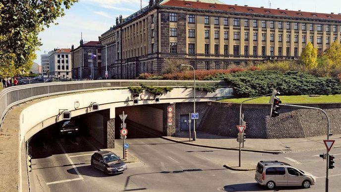 Pamětnice. Budova, v níž sídlí ministerstvo dopravy a České dráhy, sloužila v různých režimech různým pánům