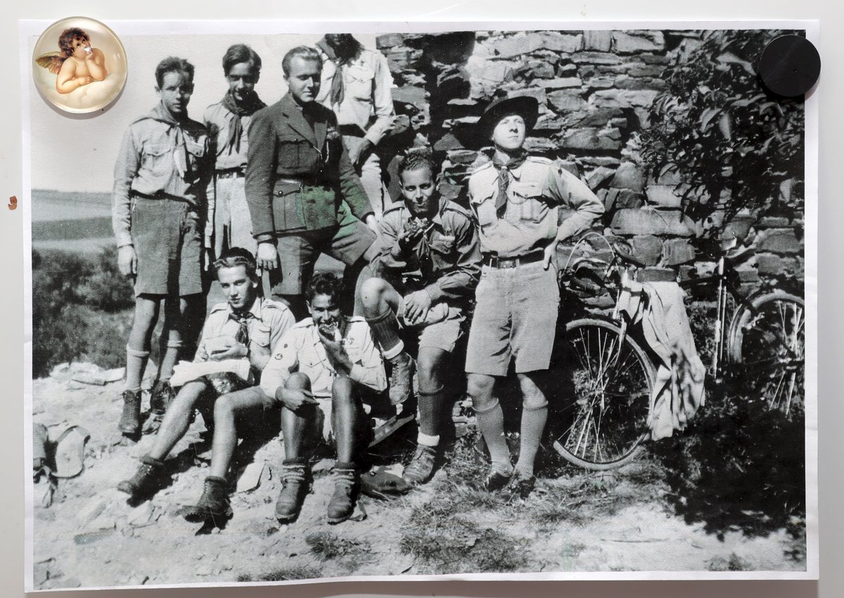 Eduard Marek (vpravo) na výletě na Okoři s kamarády skauty.