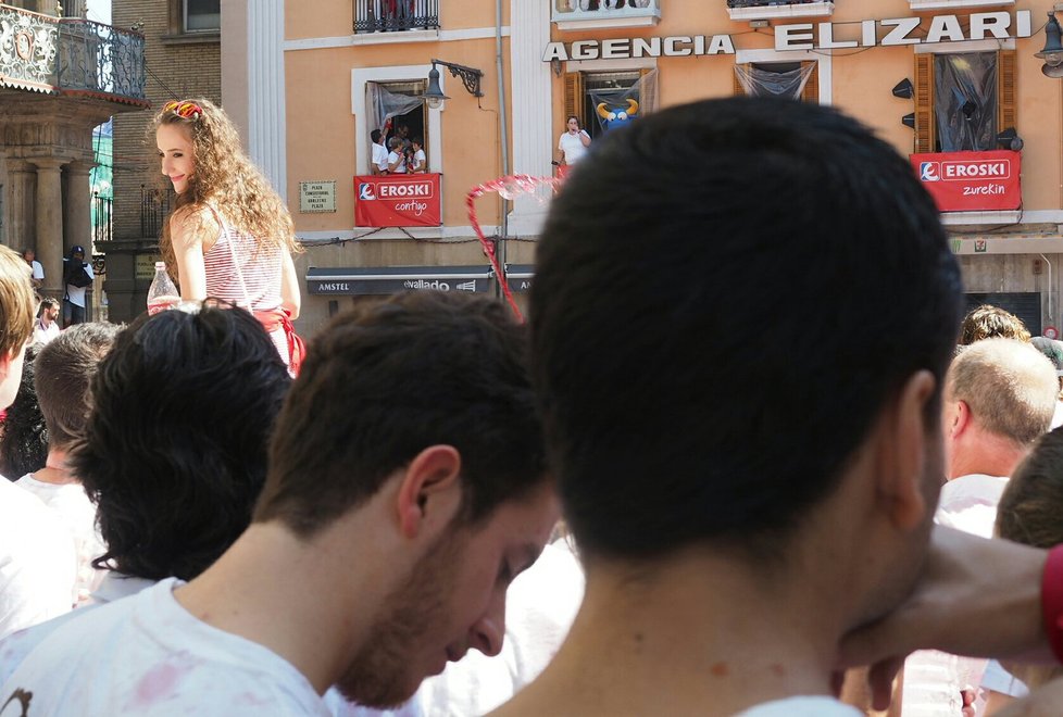 Tisíce běžců změřily ve čtvrtek své síly s půltunovými zvířaty při prvním z osmi býčích běhů letošního ročníku fiesty ve španělské Pamploně.