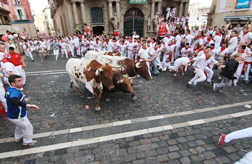 Fiesta v Pamploně je i po letech velmi populární a navštěvují ji statisíce lidí. Takto vypadal proslulý býčí běh v červenci 2015.