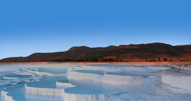 Turecký přírodní poklad Pamukkale - bavlněný hrad.