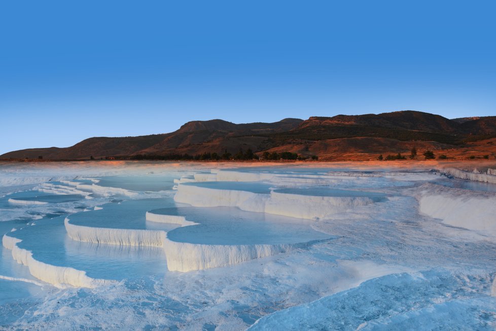 Turecký přírodní poklad Pamukkale - bavlněný hrad.