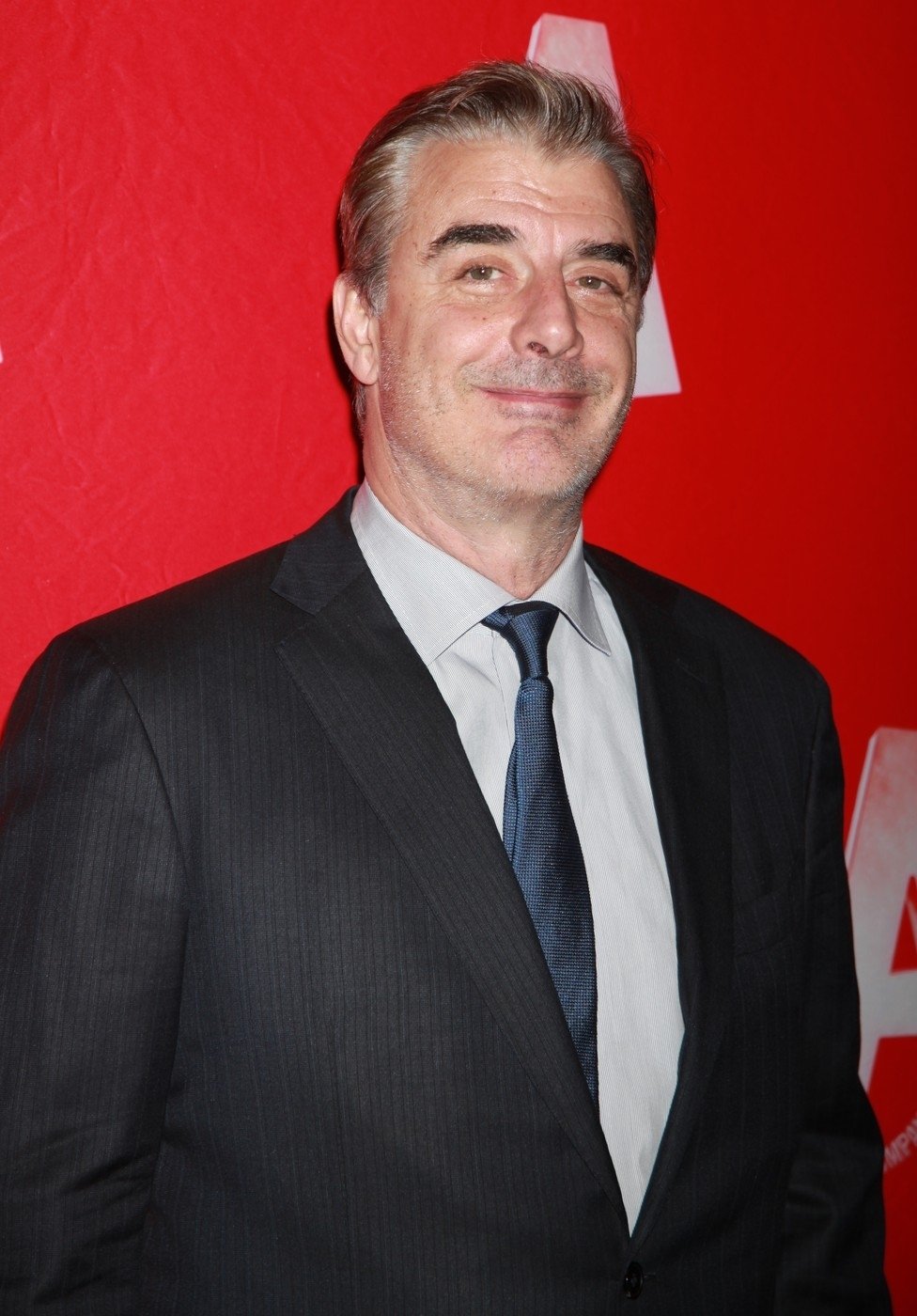 Chris Noth viditelně zestárnul. Když se ale upraví, sluší mu to.