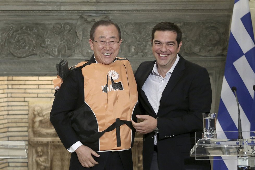 Generální tajemník OSN Pan Ki-mun dostal od řeckého premiéra Tsiprase záchrannou vestu.